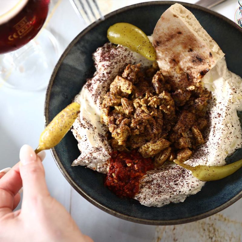 הפי דייס – חוף הקשתות יום גיבוש - מנת חומוס שווארמה האגדית של הפידייס