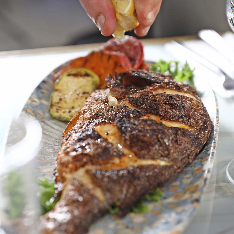 דג לברק שלם אפוי בטאבון